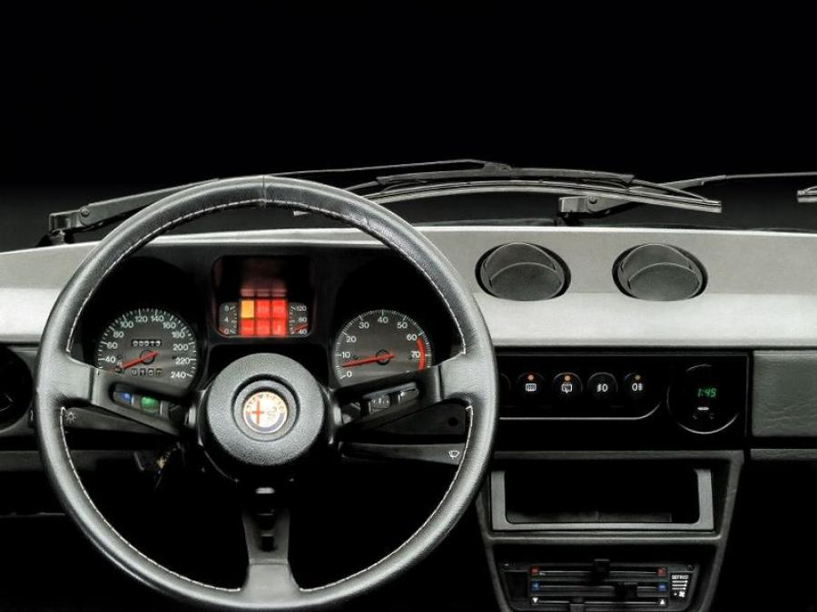 Торпедо Alfa Romeo Sprint 1.7 Quadrifoglio Verde (902) 1987 года  (фото 5 из 6)